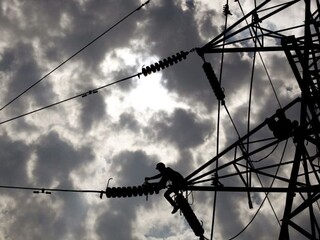 elektrina elektrikár káble ilu (SITA/AP)